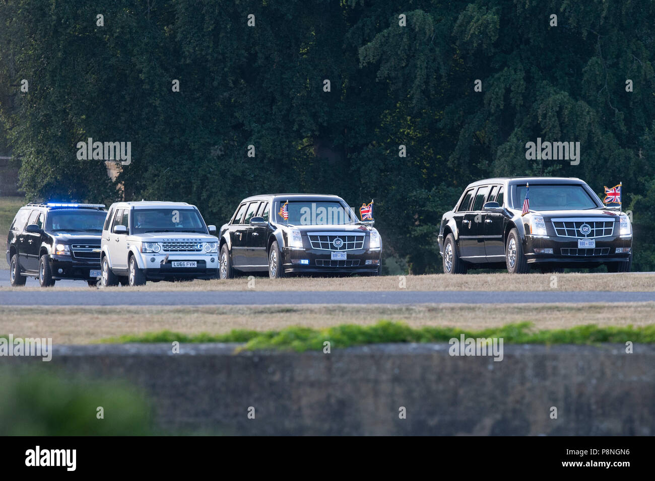 Il CI Presidenziale le vetture arrivano al Palazzo di Blenheim in Oxfordshire dove il primo ministro Theresa Maggio ospiterà una cena da parte del presidente statunitense Donald Trump in visita al Regno Unito. Foto Stock