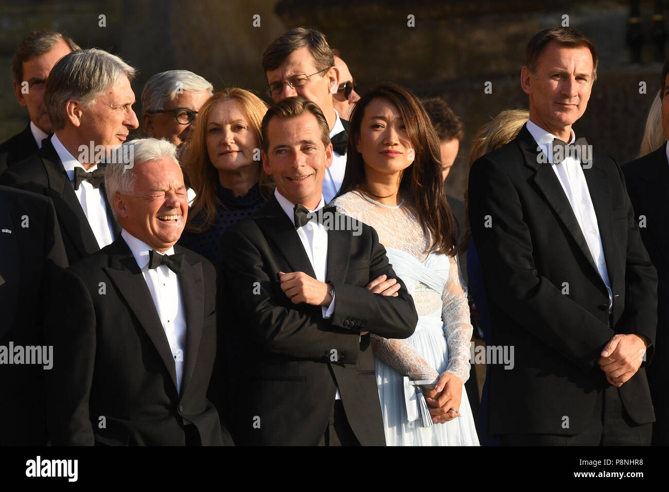 Il cancelliere dello scacchiere Philip Hammond (quarta a sinistra), Segretario agli Affari Esteri Jeremy Hunt (seconda a destra) e sua moglie Lucia (terza a destra) attendono l arrivo del presidente americano Donald Trump presso il Palazzo di Blenheim, Oxfordshire, per una cena ospitata dal Primo Ministro Theresa Maggio, come parte della sua visita nel Regno Unito. Foto Stock