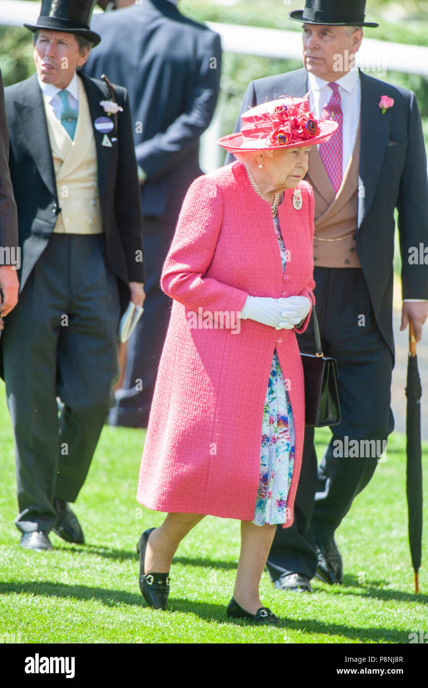 Sua Maestà la regina in arrivo per il Signore giorno al Royal Ascot. Foto Stock