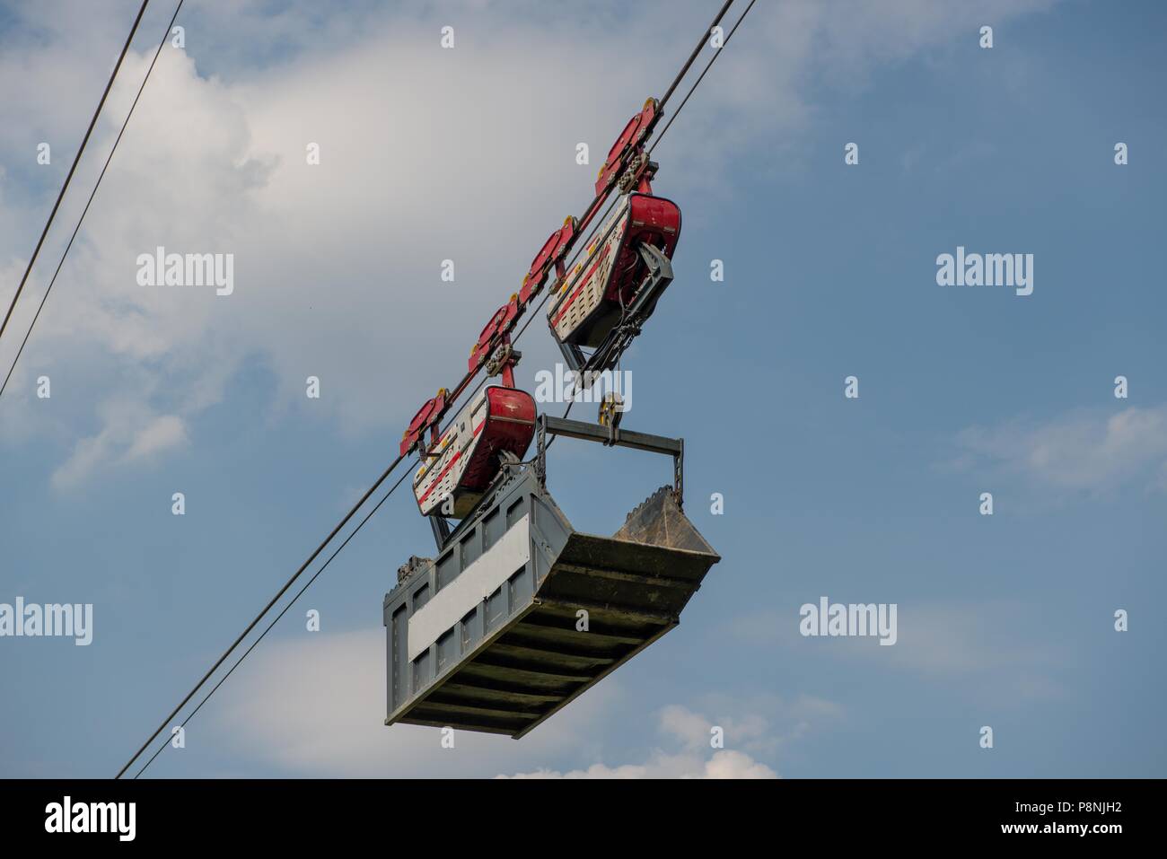 La funivia per il trasporto di materiale di costruzione Foto Stock