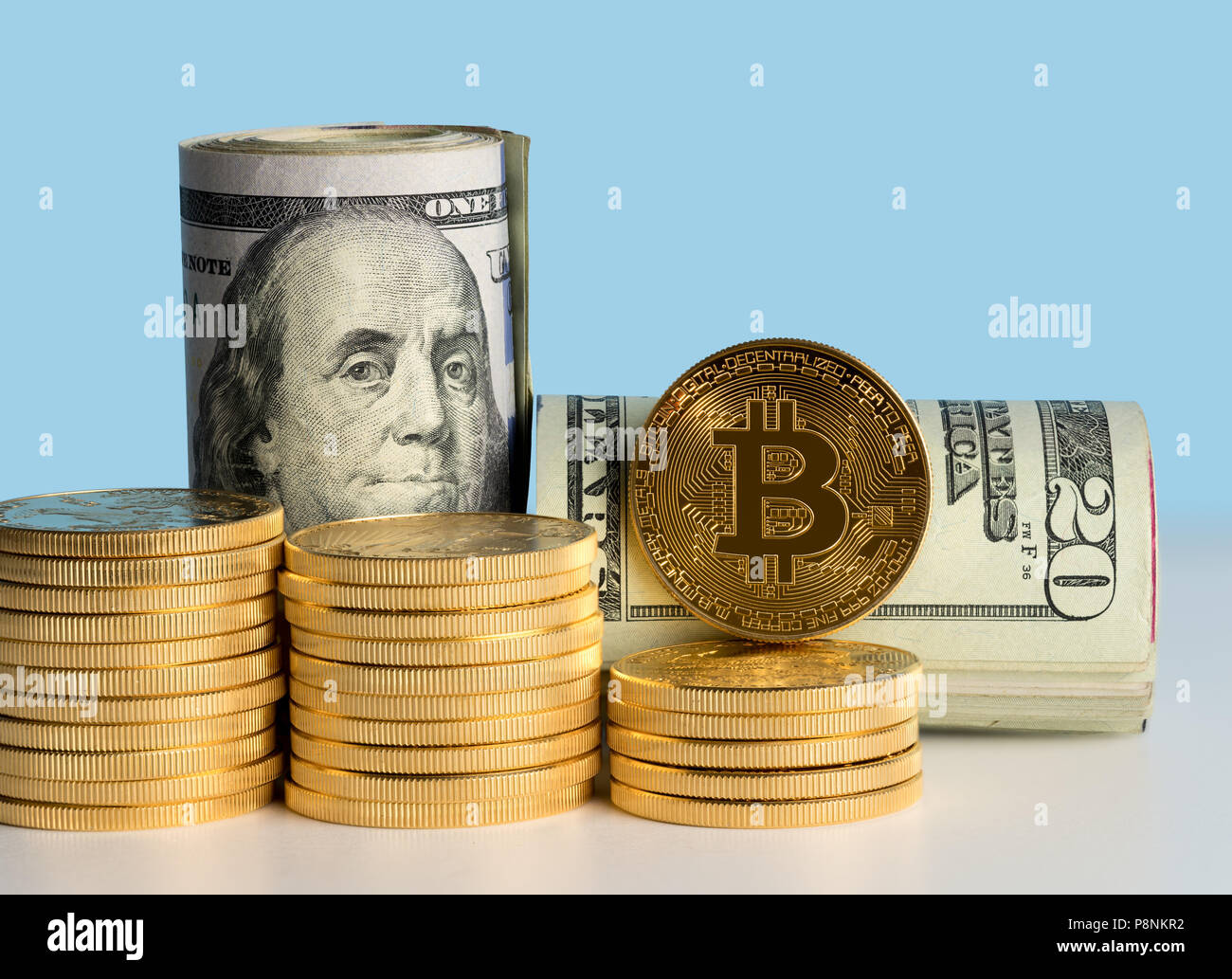 Bitcoin monete nella parte anteriore dei rulli di banca della valuta statunitense Foto Stock