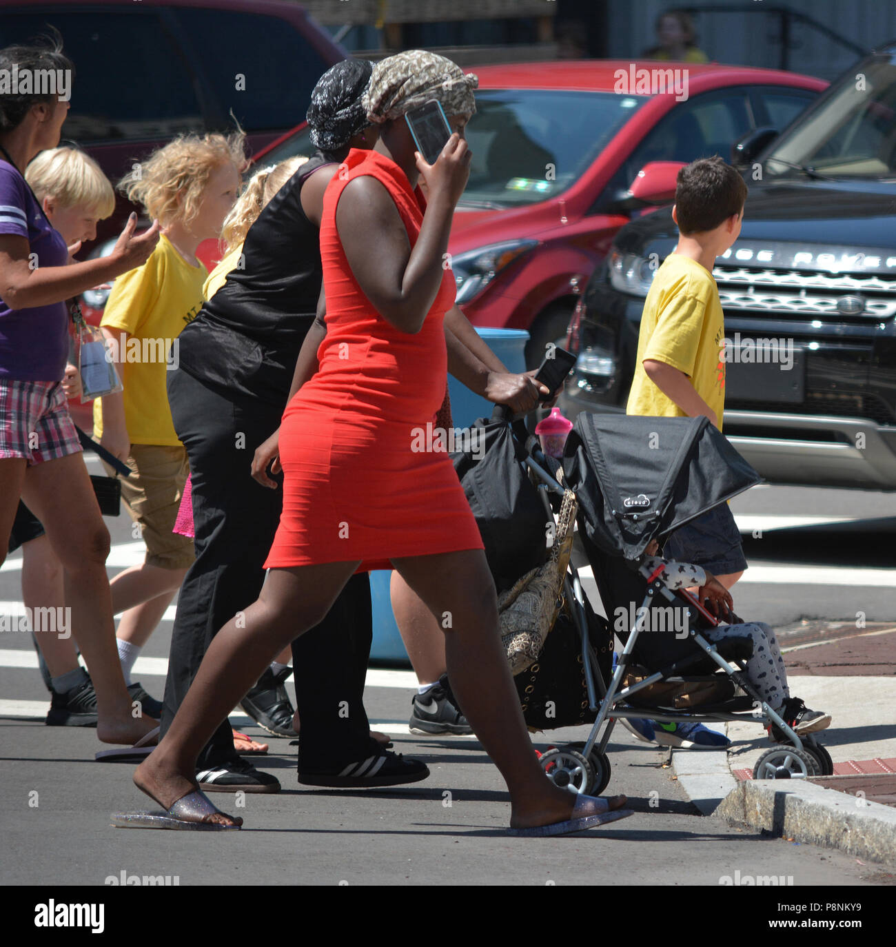 Persone casualmente attraversando via,attività e persone durante il documento Wilkes Barre PA. Giovedì mercato degli agricoltori sulla pubblica piazza nel centro città di luglio 2018 Foto Stock