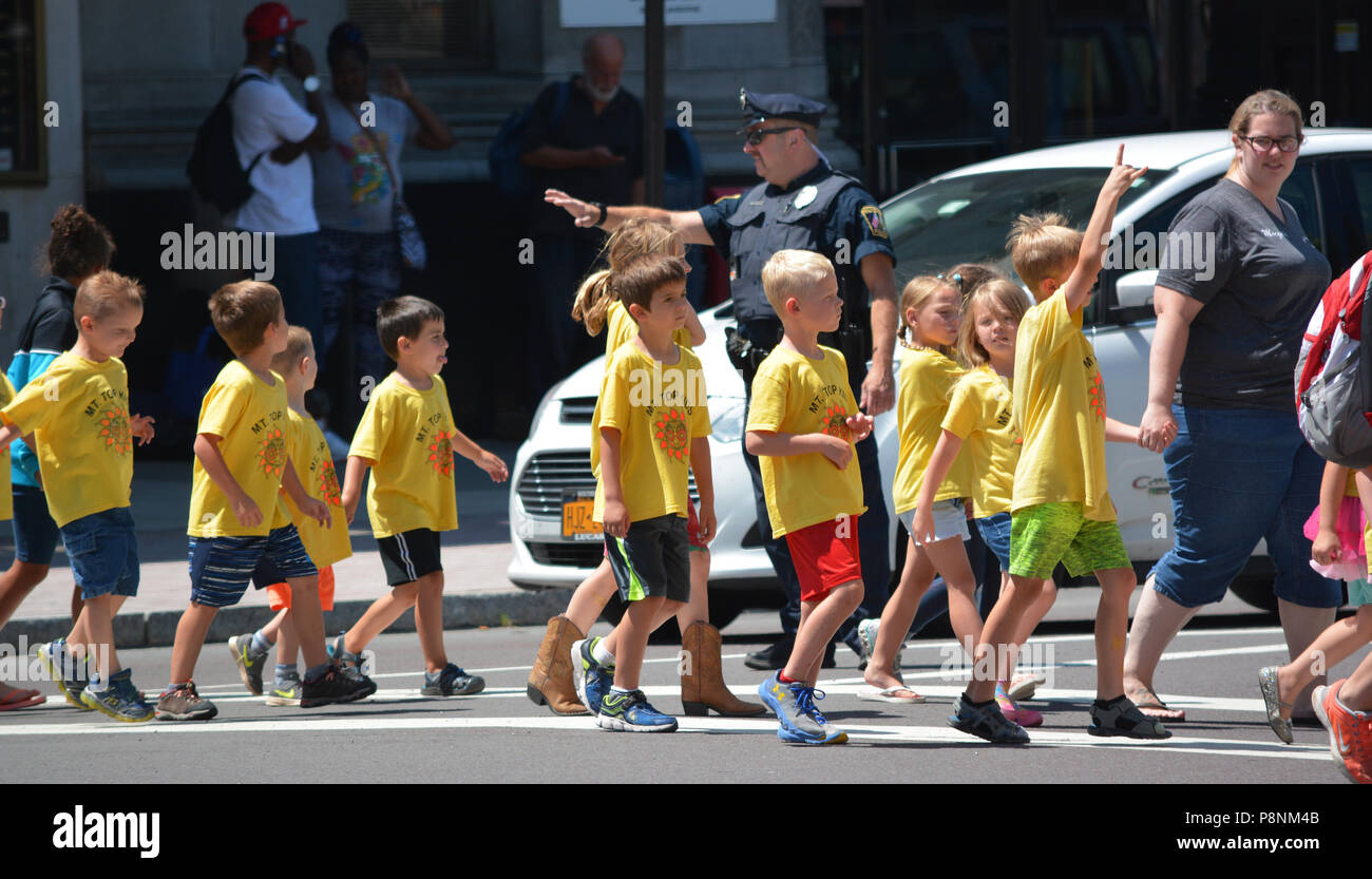 Poliziotto attraversa i bambini, attività e persone durante il documento Wilkes Barre PA. Giovedì mercato degli agricoltori sulla pubblica piazza nel centro città di luglio 2018 Foto Stock