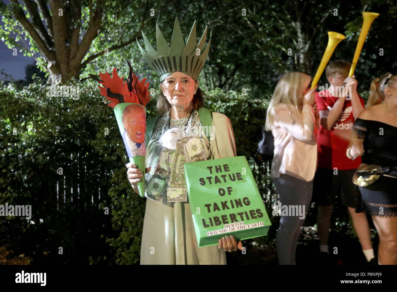 Un protestor sorge al di fuori della US ambassador residence in Regent's Park di Londra come parte della manifestazione contro la visita del Presidente americano Donald Trump AL REGNO UNITO. Foto Stock