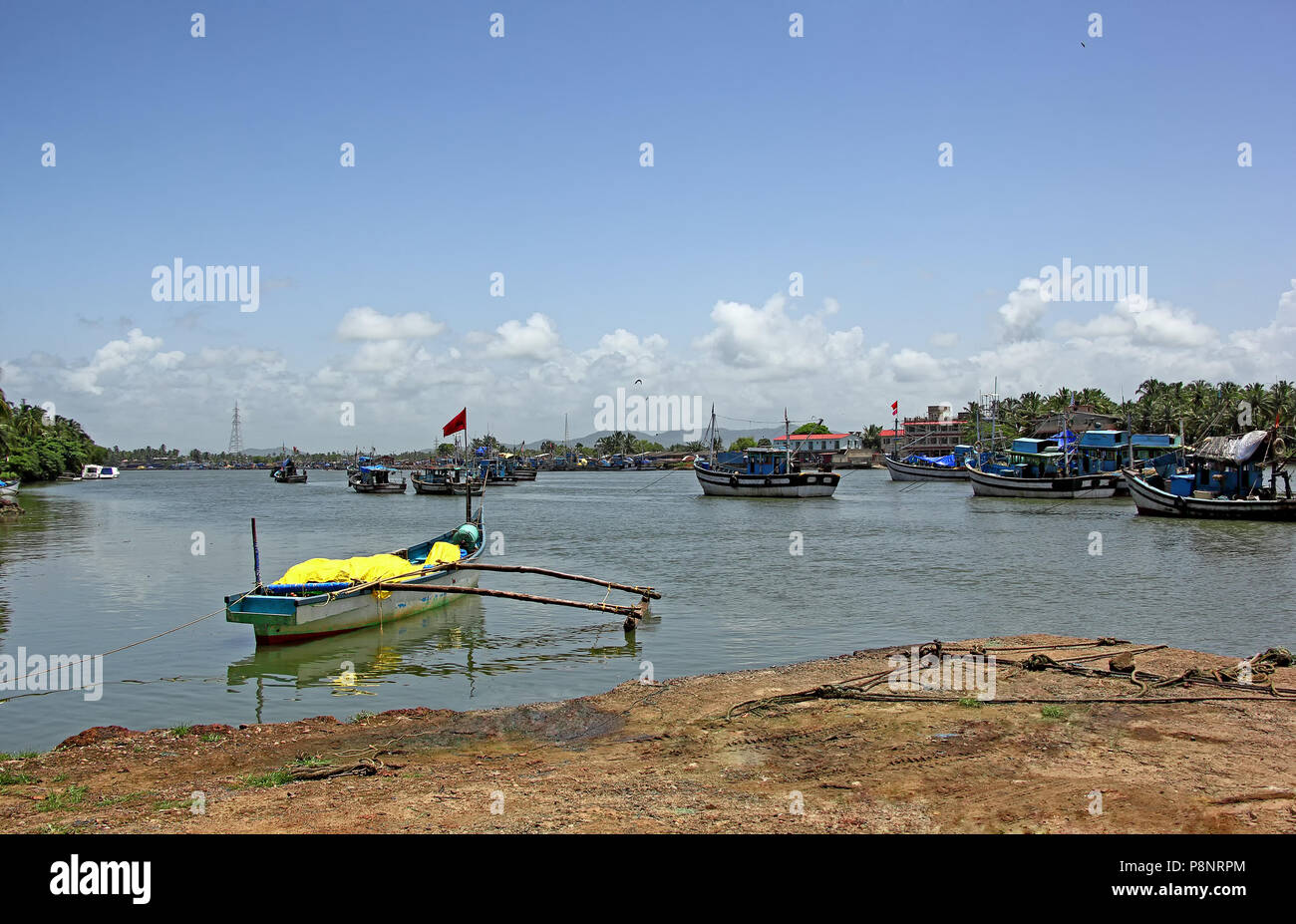 Barche da pesca ancorate a Cutbon Molo Pesca lungo il fiume Sal vicino Cutbona Jetty in Goa, vista dal lato Betul. Foto Stock