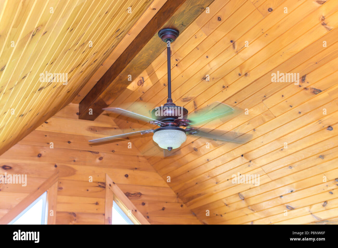 Luce della ventola sul soffitto a lungo velocità otturatore Foto Stock