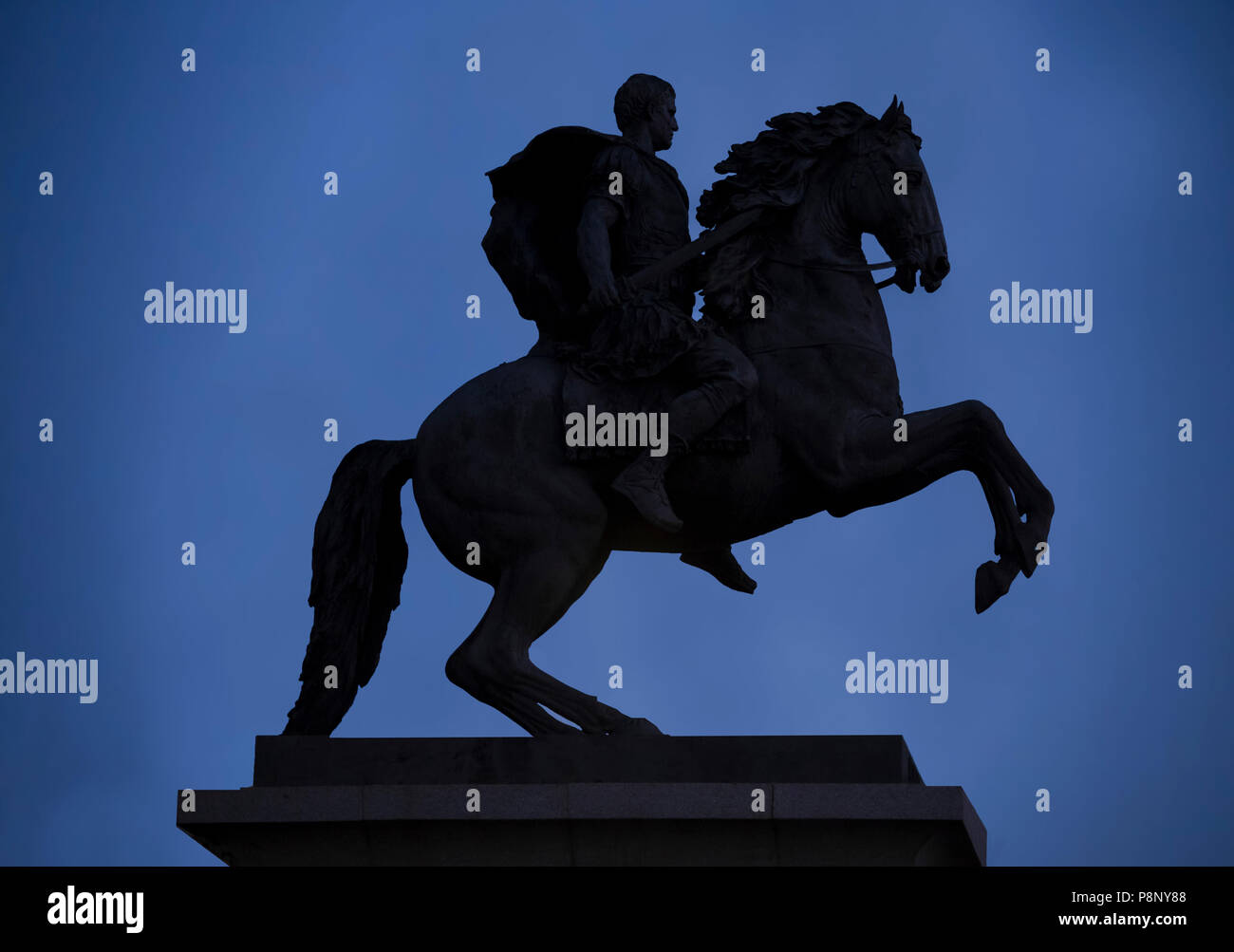 Merida, Spagna - Febbraio 1st, 2018: la statua equestre di Marcus Vipsanius Agrippa promotore del teatro di Merida scolpito da Eduardo Zancada, Spagna. Foto Stock