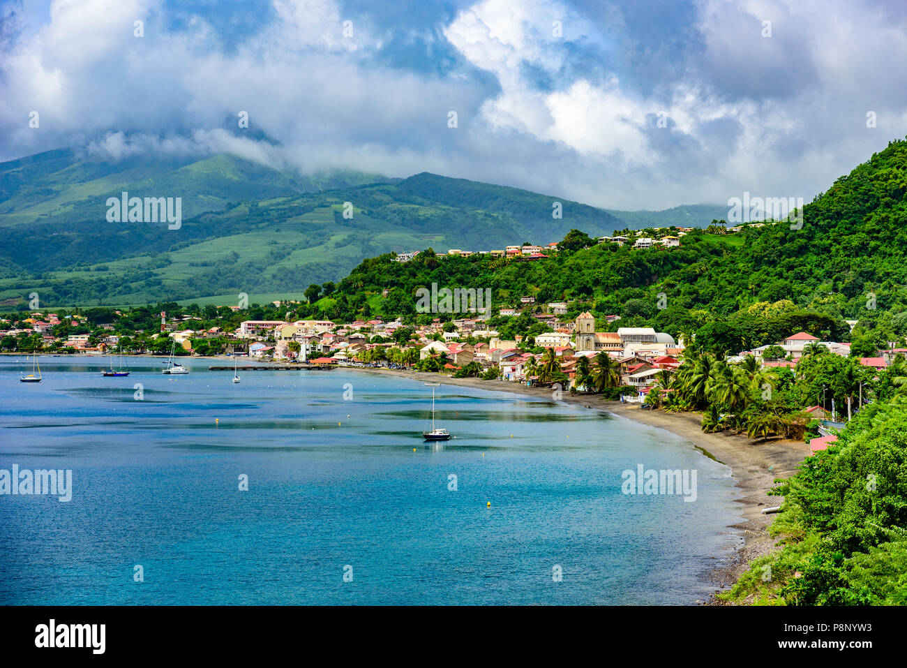Paradise Costa a Saint Pierre con Mt. La Pelée, attivo montagna vulcanica in Martinica, Mar dei Caraibi Foto Stock