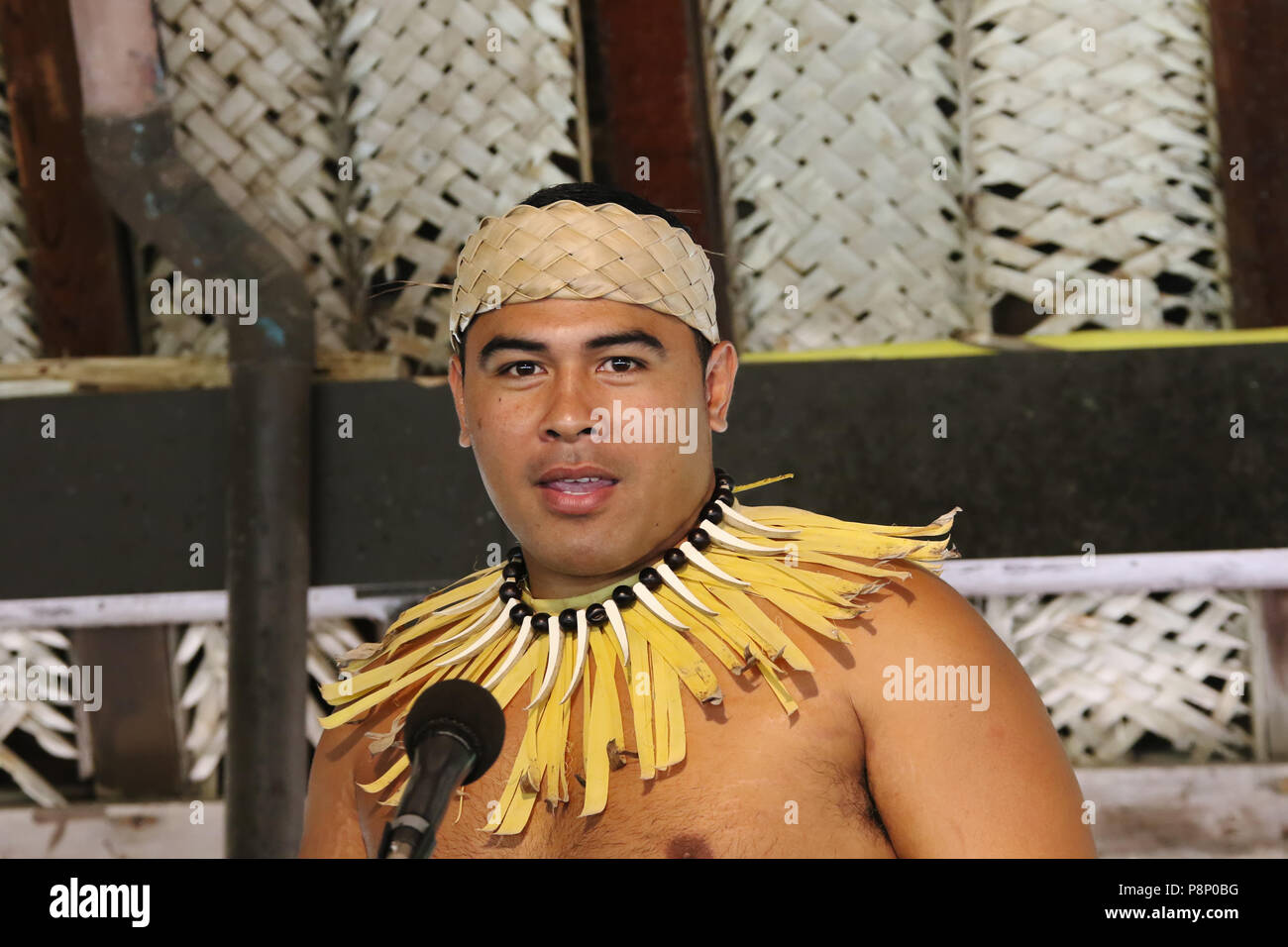 Maschio attore di intrattenimento. Samoa Village. Centro Culturale Polinesiano, Laie, Oahu Island, Hawaii, Stati Uniti d'America. Foto Stock