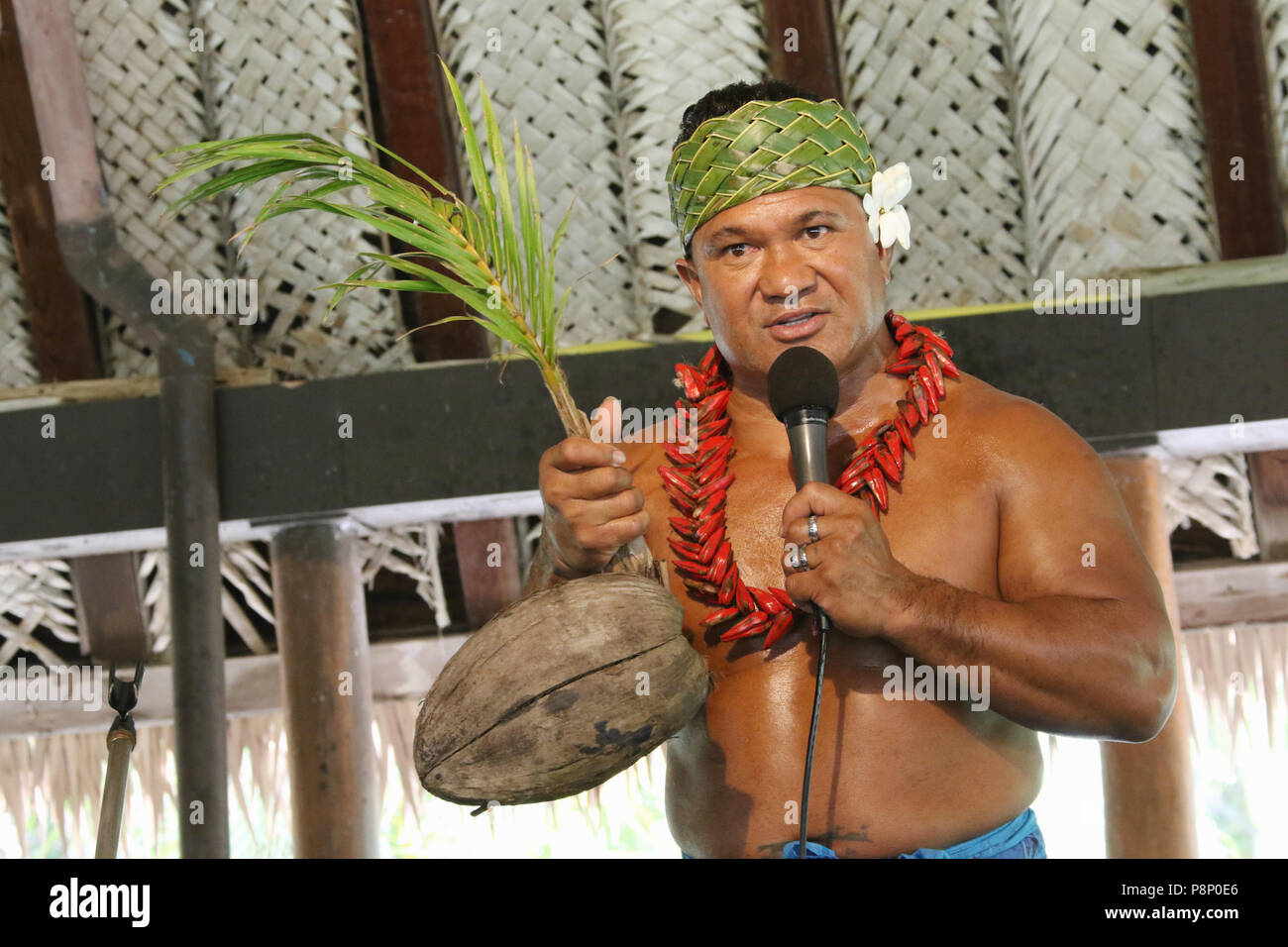 Maschio attore di intrattenimento con noce di cocco. Samoa Village. Centro Culturale Polinesiano, Laie, Oahu Island, Hawaii, Stati Uniti d'America. Foto Stock