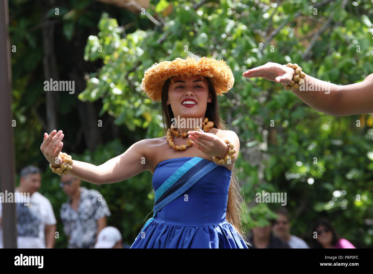 Ballerino femmina esegue in canoa pageant. Centro Culturale Polinesiano, Laie, Oahu Island, Hawaii, Stati Uniti d'America. Foto Stock