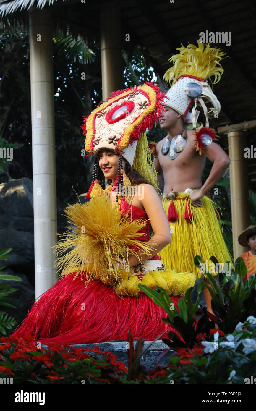 Ballo e spettacolo durante il luau. Centro Culturale Polinesiano, Laie, Oahu Island, Hawaii, Stati Uniti d'America. Foto Stock