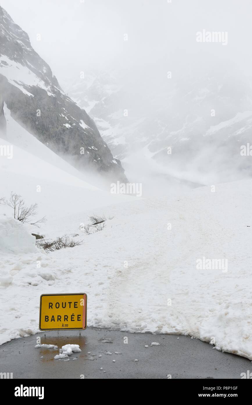 Atmosfera drammatica durante la primavera nelle Alpi francesi con la fusione della neve e nuvole basse pendenti Foto Stock