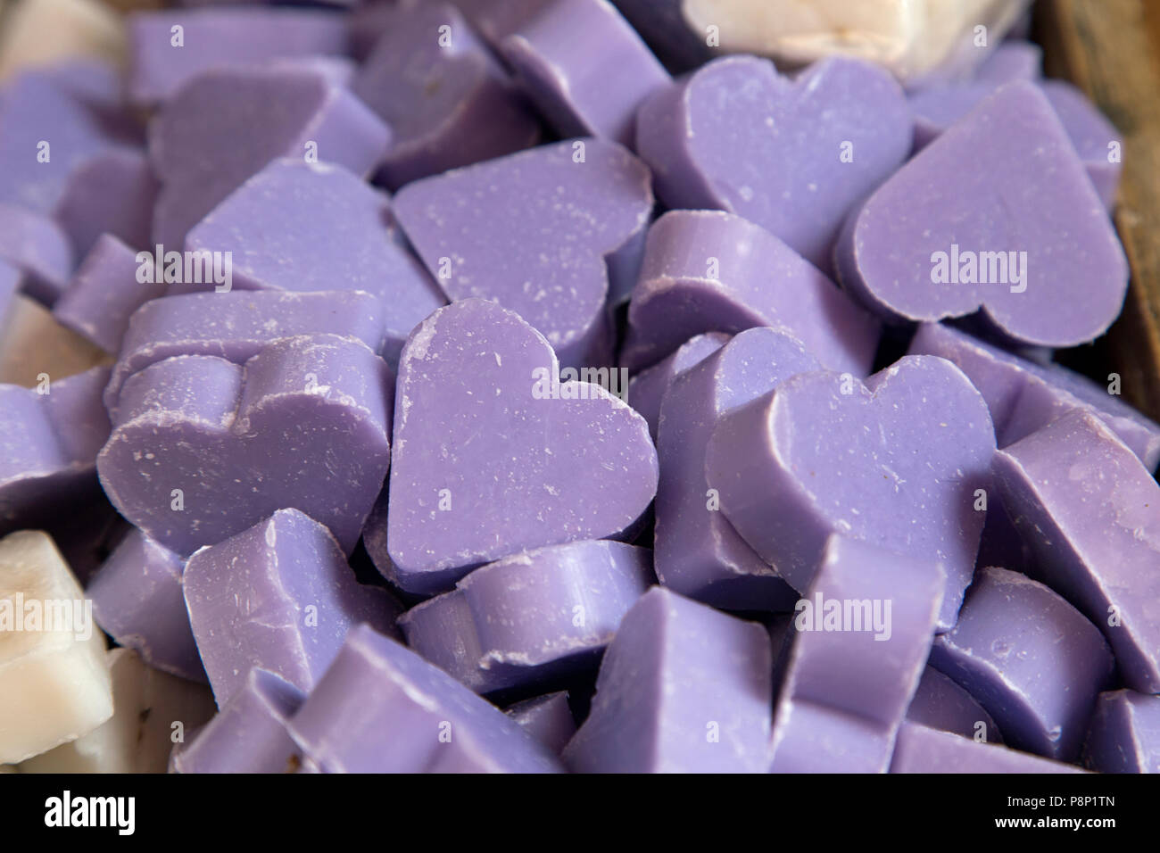 Colore lilla a forma di cuore le barre di sapone shot vicino fino a riempire il telaio Foto Stock