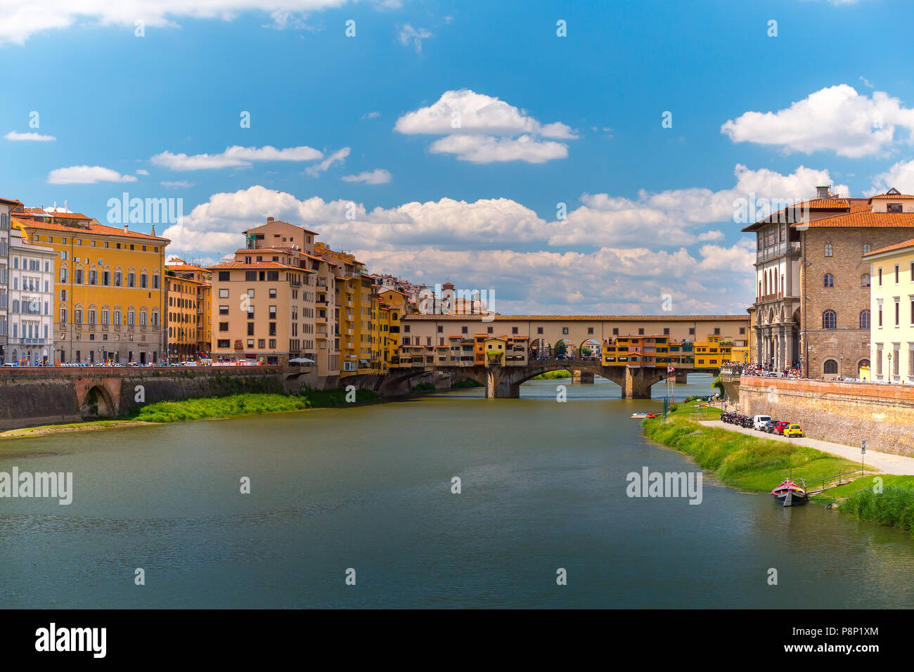 Il vecchio ponte sul fiume Arno a Firenze. Punto di riferimento a Firenze. L'Italia. Foto Stock