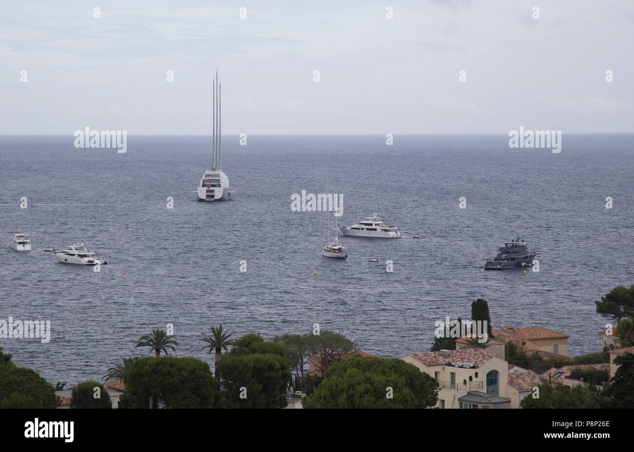 Nizza, Francia, giugno 2018, il più grande del mondo di yacht a vela, "Yacht UN', appartenente al miliardario russo Andrey Melnichenko,visto al largo. Foto Stock