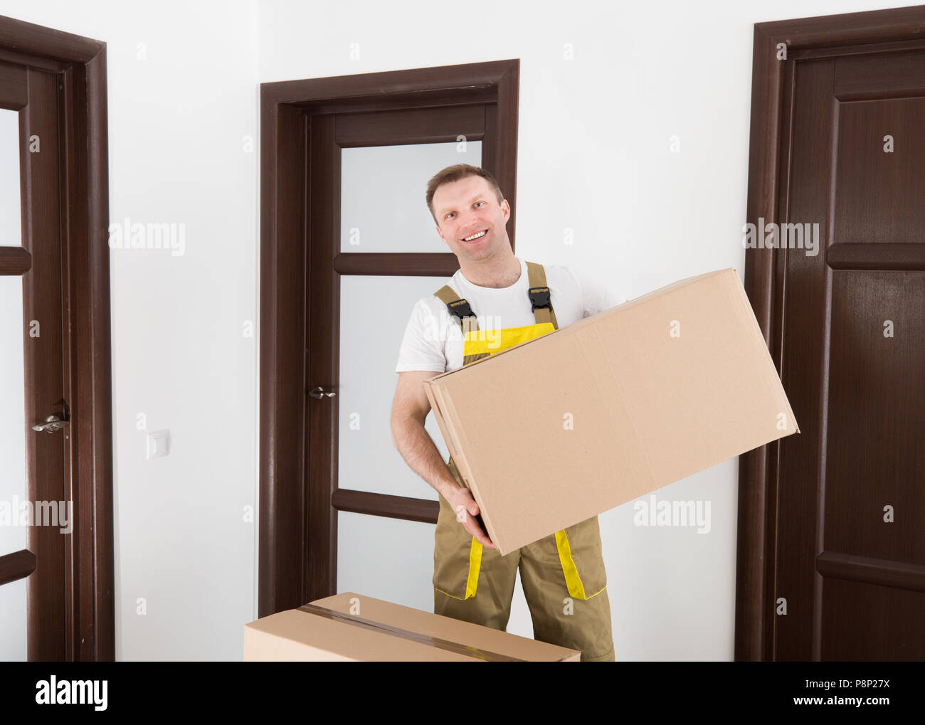 Uomo di consegna della scatola di contenimento con il lato vuoto. Servizio di consegna il tema. Foto Stock