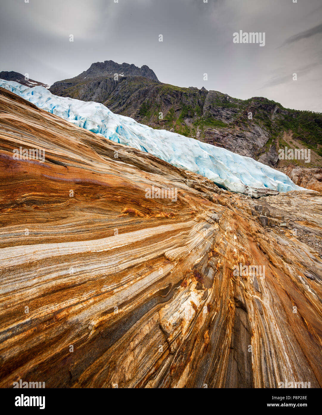 Terminale del ghiacciaio Svartisen dolcemente sulle rocce levigate Foto Stock