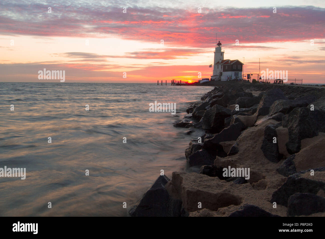 Sunrise presso il faro, cavallo di Marken. Foto Stock