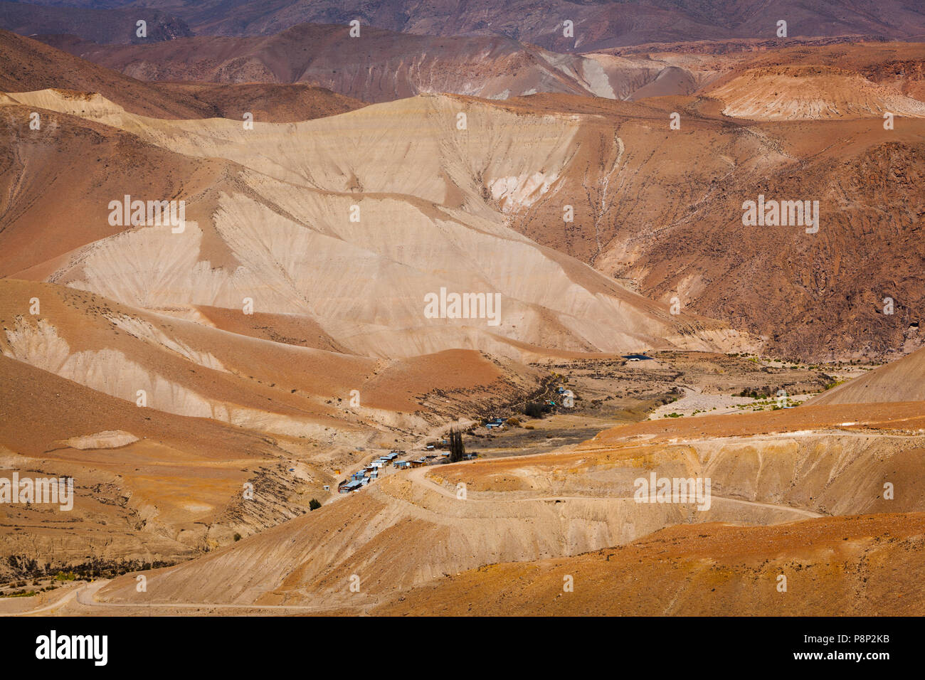 Paesaggio eroso con villaggio nel deserto di Atacama Foto Stock