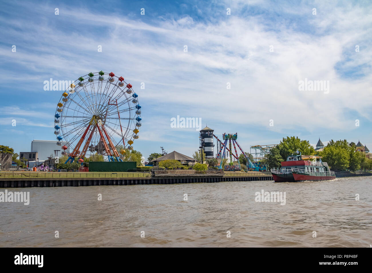 Ruota panoramica Ferris e il parco divertimenti di Luján River - Tigre, Buenos Aires, Argentina Foto Stock