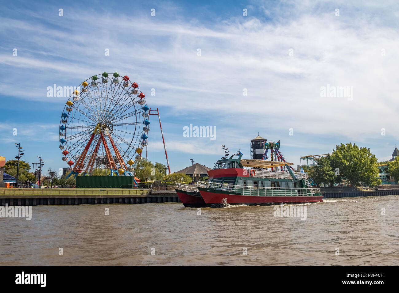 Ruota panoramica Ferris, parco di divertimenti e di un traghetto nel fiume Luján - Tigre, Buenos Aires, Argentina Foto Stock