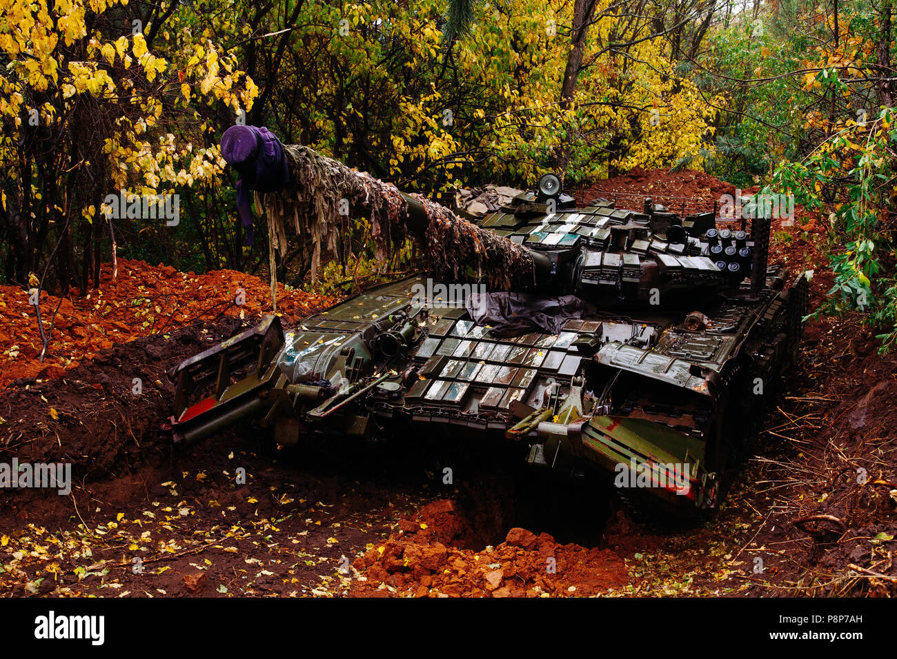 Vera battaglia serbatoi dissimulata in trincee Donbass Ucraina Foto Stock
