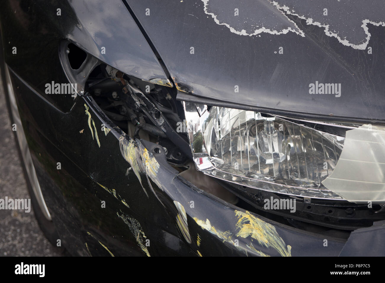 Berlina nero dopo un incidente con nessuna assicurazione Foto Stock