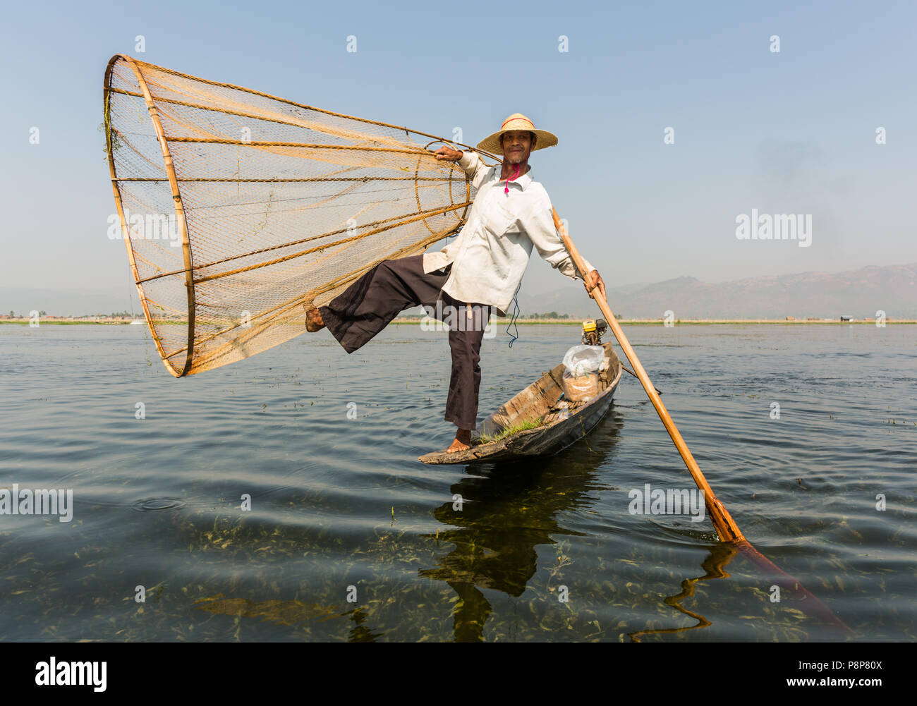 Intha Balancing Fisherman sul lago Inle, Myanmar (Birmania) Foto Stock