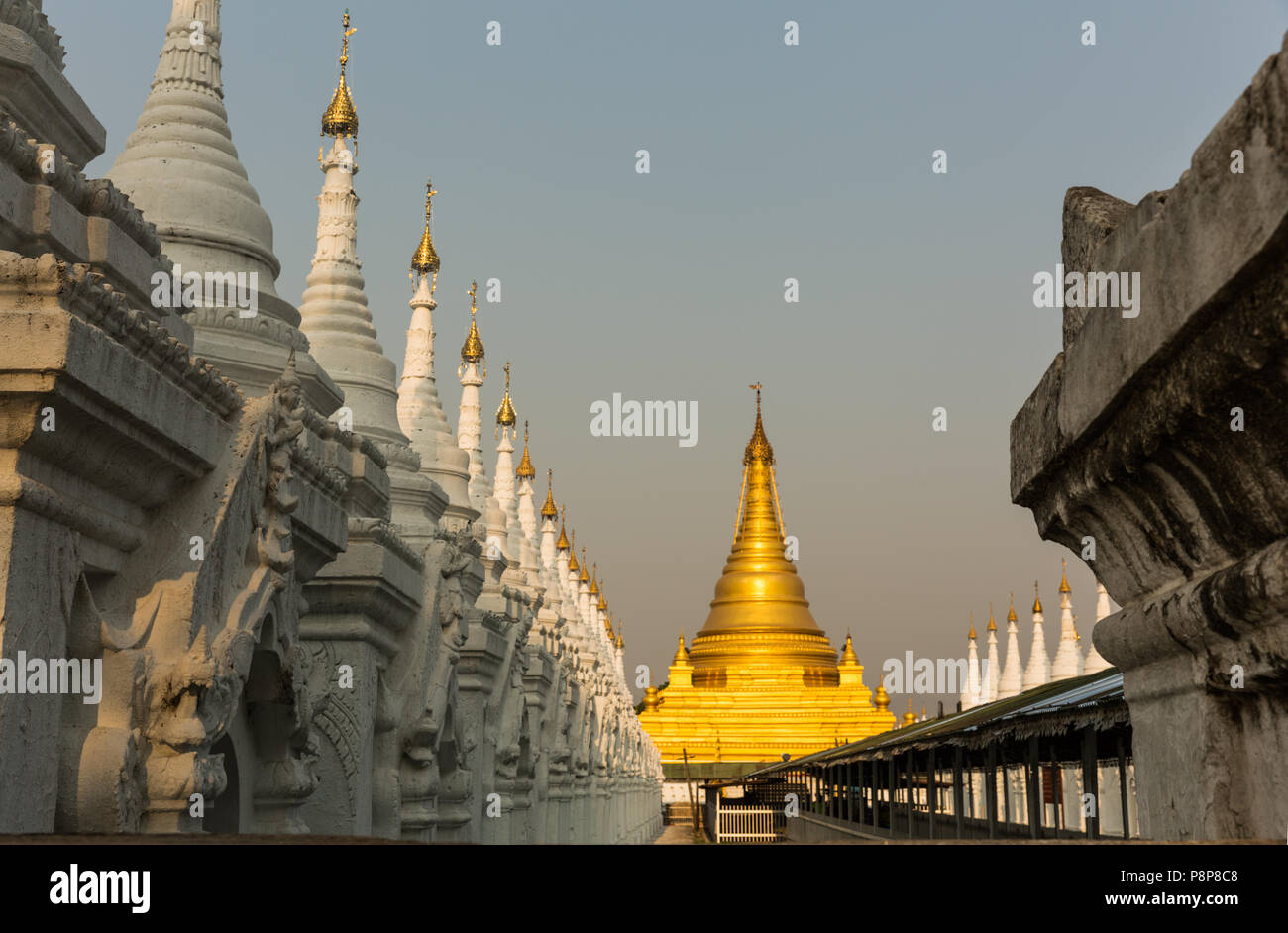 Foresta di Stupas a Sanda Muni Pagoda, Mandalay, Myanmar (Birmania) Foto Stock