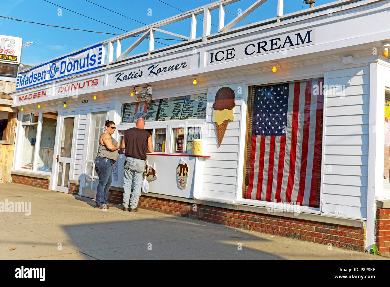 Giovane ordini gelato a Katie's Korner a Ginevra sul lago, Ohio, Stati Uniti d'America, durante il mese di luglio 4, 2018 ondata di caldo. Foto Stock