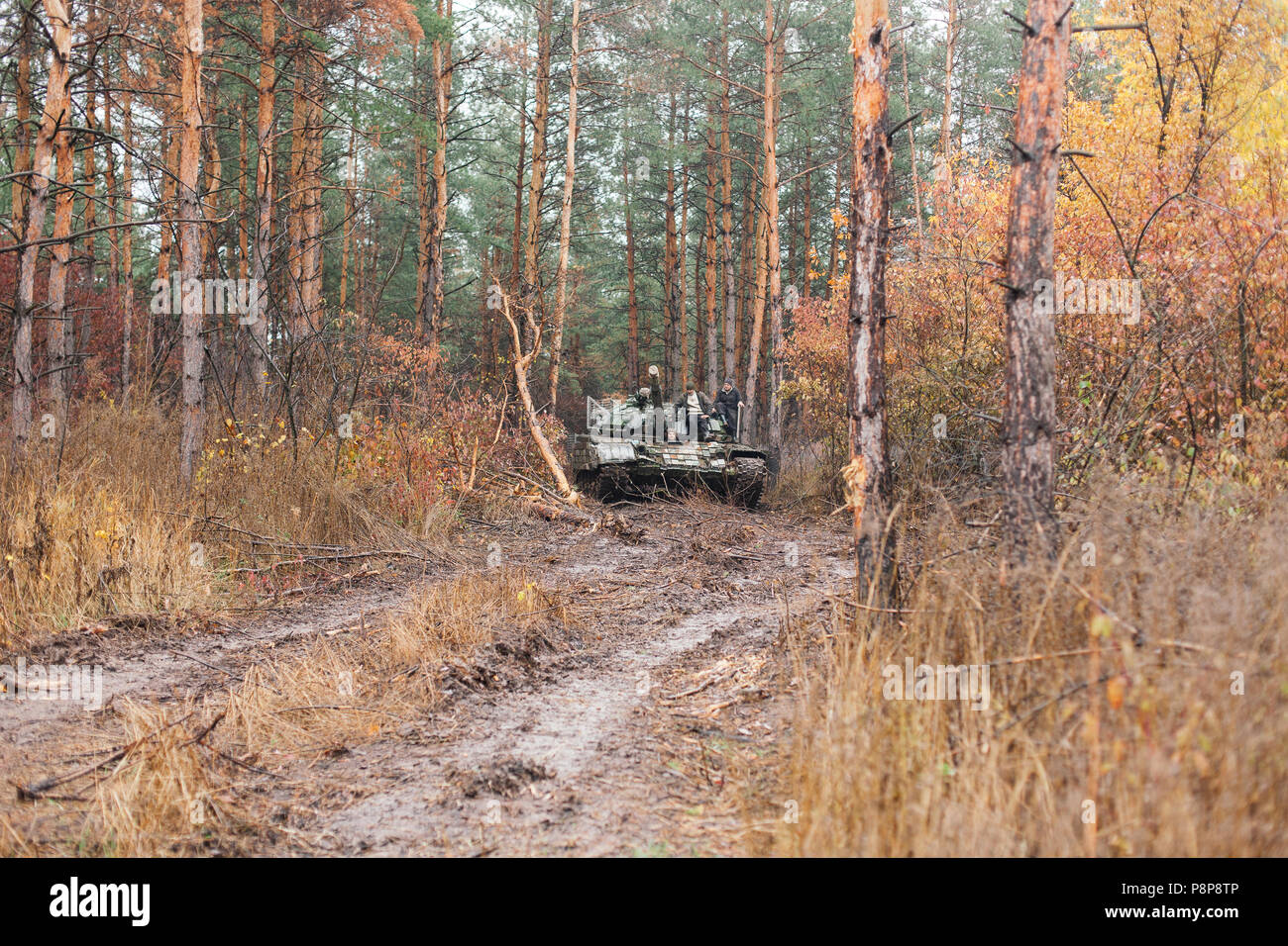 Vera battaglia serbatoi dissimulata in trincee Donbass Ucraina Foto Stock
