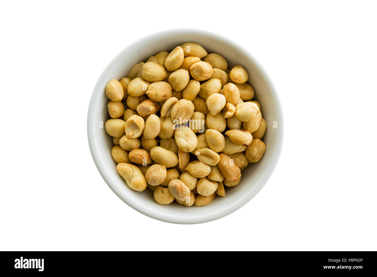 Ciotola di carni arrosto di arachidi sgusciate isolato su bianco visto dall'alto verso il basso in un generico bianco piatto in ceramica Foto Stock