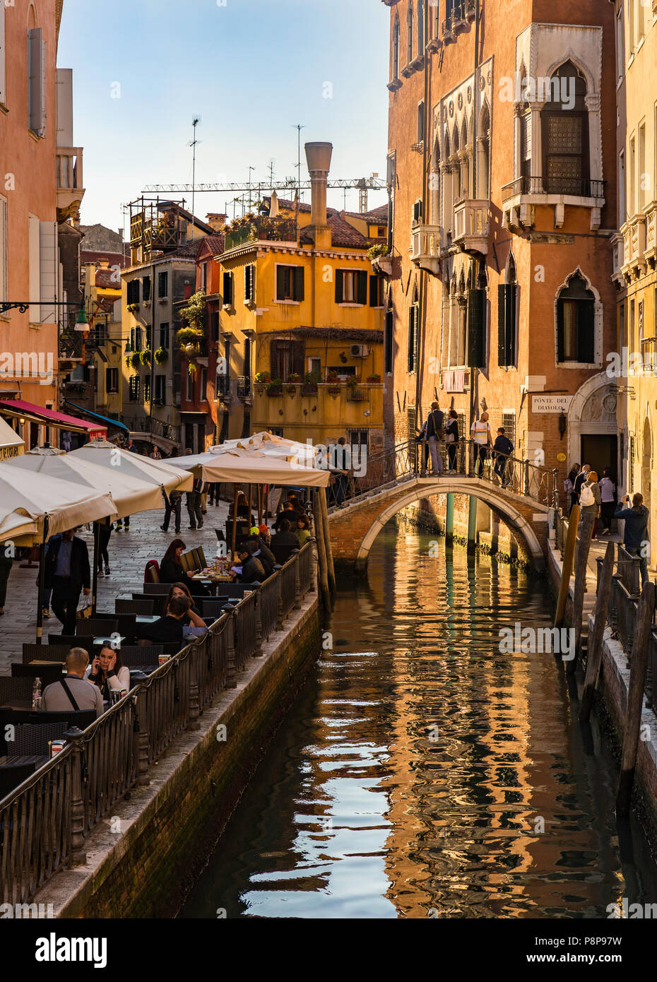 Il luogo perfetto per un spritz e apertivo sul retro di un canale d'acqua di Venezia Foto Stock