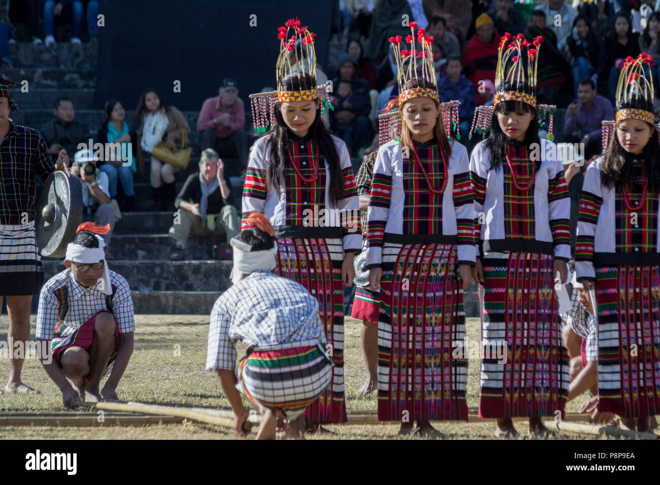 Il Nagaland, India. Le danze tribali durante il Festival di Hornbill Foto Stock