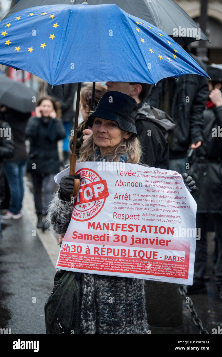 Parigi, Francia 2016. Street protesta contro lo stato di emergenza Foto Stock