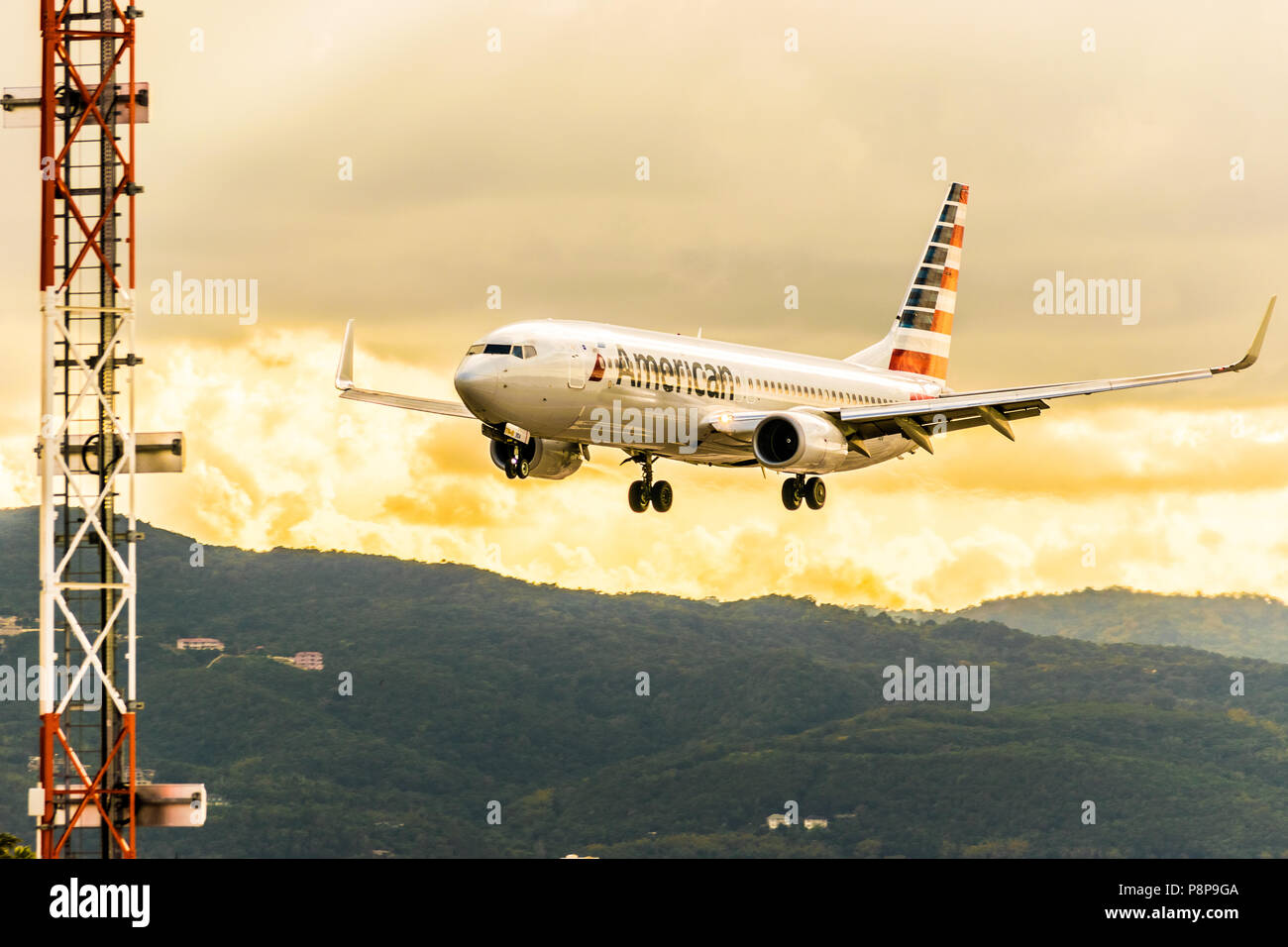 Montego Bay, Giamaica - gennaio 21 2017: American Airlines aerei di atterraggio all'Aeroporto Internazionale di Sangster (MBJ) in Montego Bay, Giamaica. Foto Stock