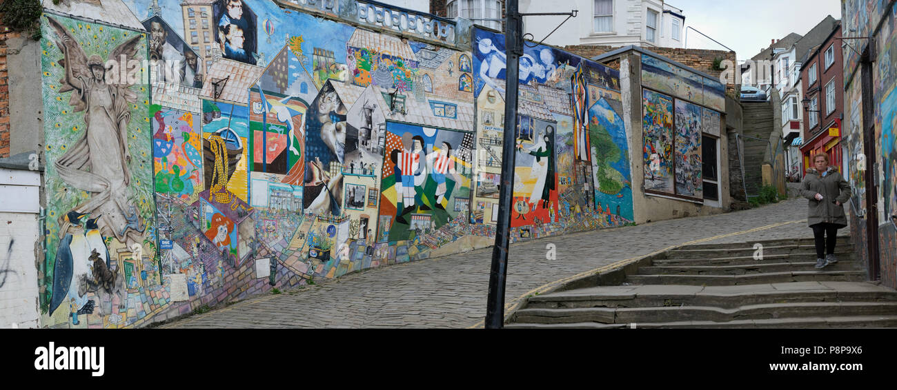 Panorama di Blands scogliera dove la collina di ciottoli e le fasi sono supportate con un lungo e alto muro di graffiti Foto Stock