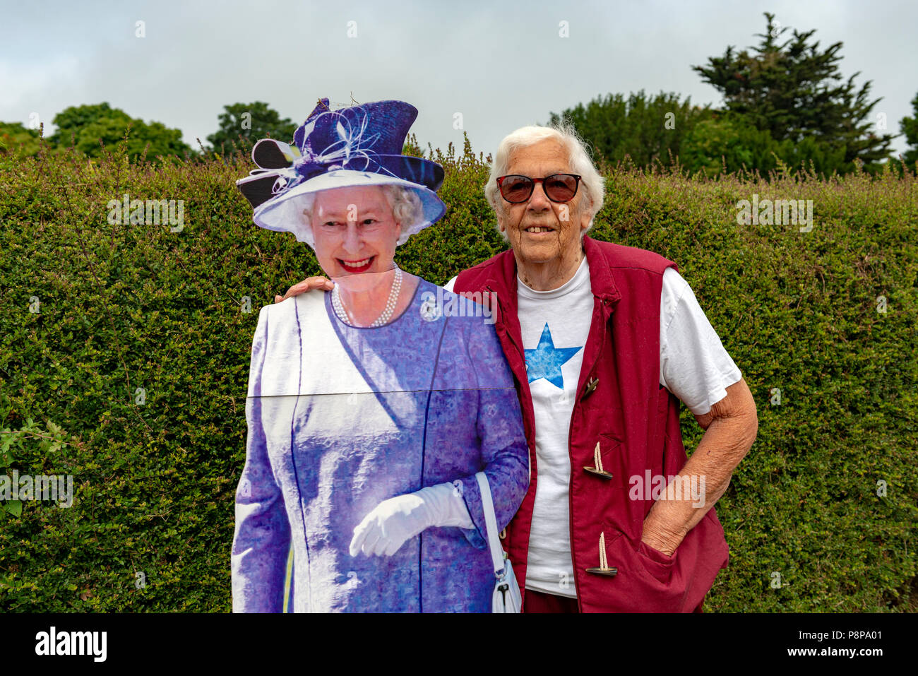 Royalist con un ritaglio di cartone la regina Elisabetta nel suo giardino Foto Stock