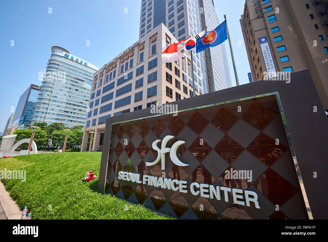 Bassa angolazione di Seoul Finance Centre ingresso accedi Seosomun-dong di Seoul, Corea del Sud, con il Sud bandiera coreana in background. Foto Stock