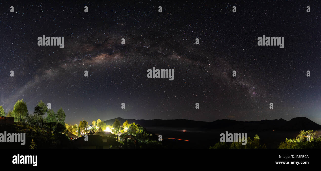 Panoramic via lattea e il cielo stellato di notte in Semeru National Park, Indonesia Foto Stock