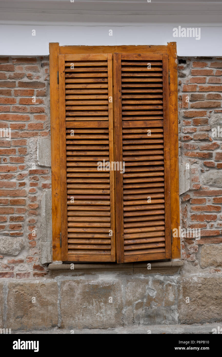 Persiane in legno su windows su strada Foto Stock