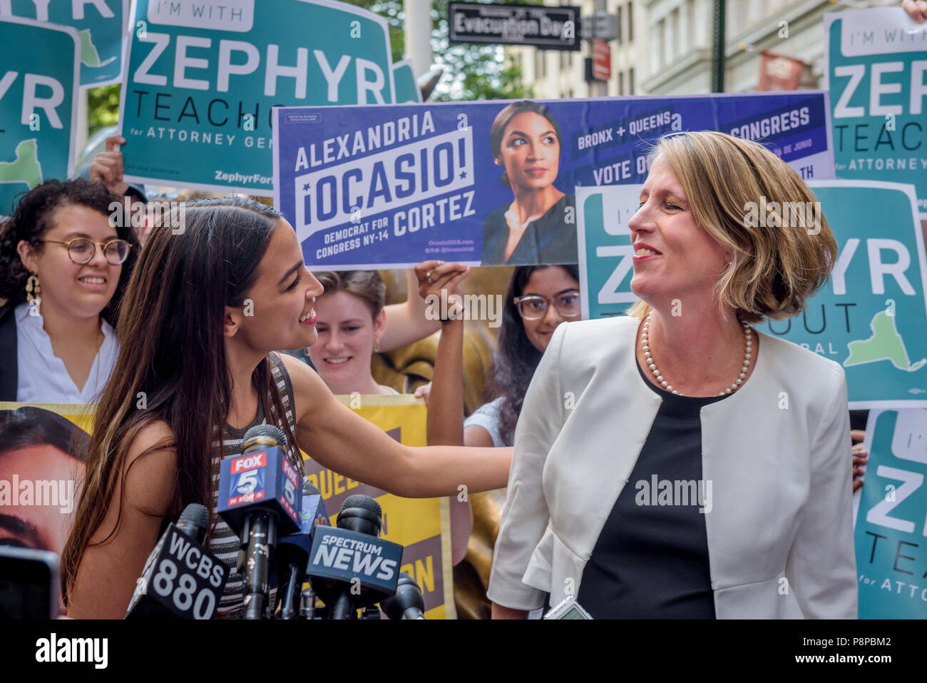 Alessandria Ocasio-Cortez, il Powerhouse ribelli che hanno tolto il 20-anno incombente Joe Crowley nel quartiere congressuale 14, ha annunciato la sua approvazione di Zephyr Teachout per il procuratore generale dello Stato di New York oggi in una conferenza stampa il 12 luglio 2018, presso la carica Bull statua che si trova nella parte inferiore di Manhattan. (Foto di Erik McGregor / Pacific Stampa) Foto Stock