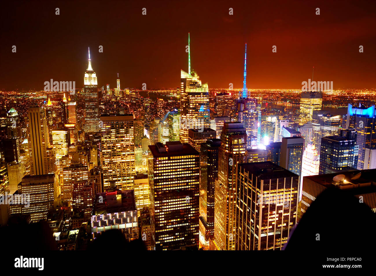 Vista aerea di Manhattan a New York di notte guardando dalla sommità della roccia, Rockefeller Center Foto Stock