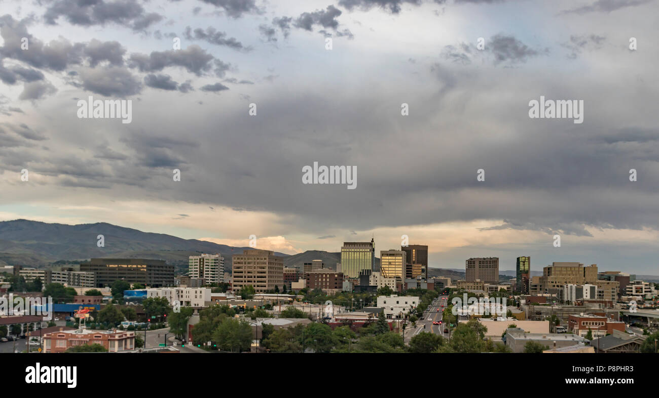 Boise, Idaho. Paesaggio con una vista da ovest al tramonto in estate. Il centro di strade e grattacieli e colline di Boise. Foto Stock