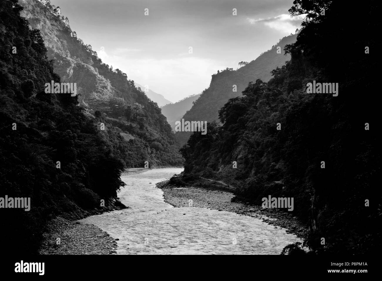 Il BUDHI GANDAKI fiume scorre attraverso il centro hills - intorno il MANASLU TREK, NEPAL Foto Stock