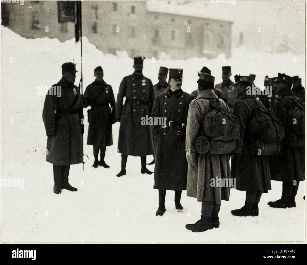 522 SKaiser Karl I., .Besuch in Trient,, bei den Tiroler Kaiserjägern am Waffenplatz. (BildID 15415211) Foto Stock