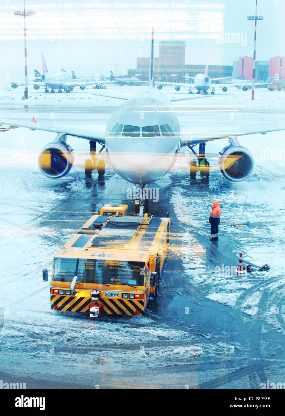 Jan 8, 2012 Mosca - Aereo essendo spinto indietro dalla gate terminale presso l'aeroporto di Sheremetyevo di Mosca da parte di un trattore a spinta Foto Stock