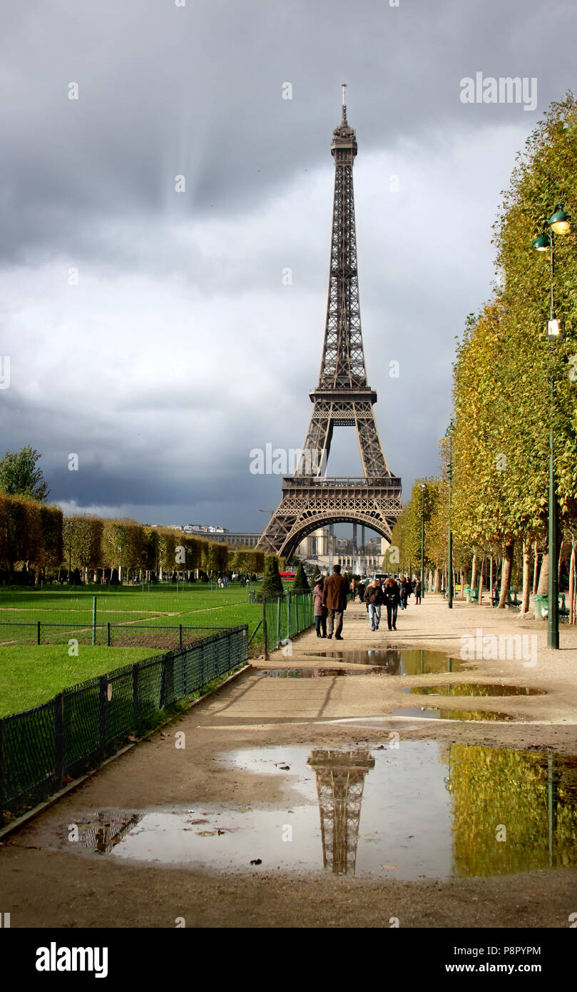 Vista della Torre Eiffel a Parigi, Francia Foto Stock