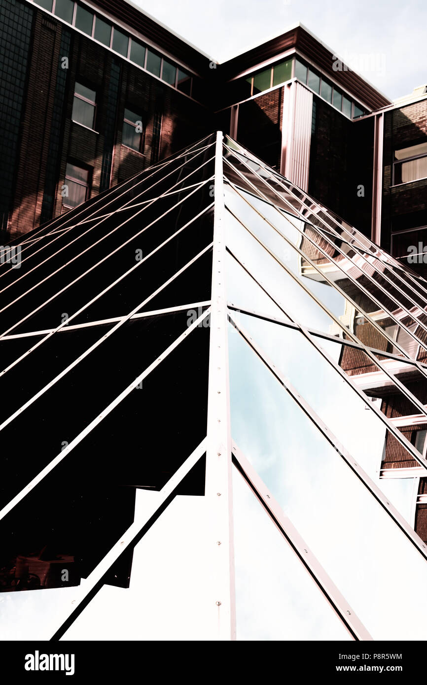 La piramide di vetro con la riflessione della facciata di un edificio moderno con finestre e spigoli in Riga Foto Stock